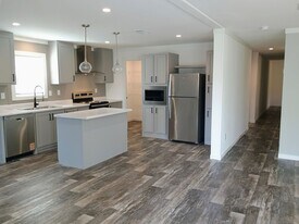 20023 Oakdale Ave in Brooksville, FL - Building Photo