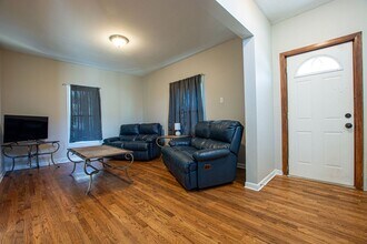 63 S Bell St in Fremont, NE - Foto de edificio - Building Photo