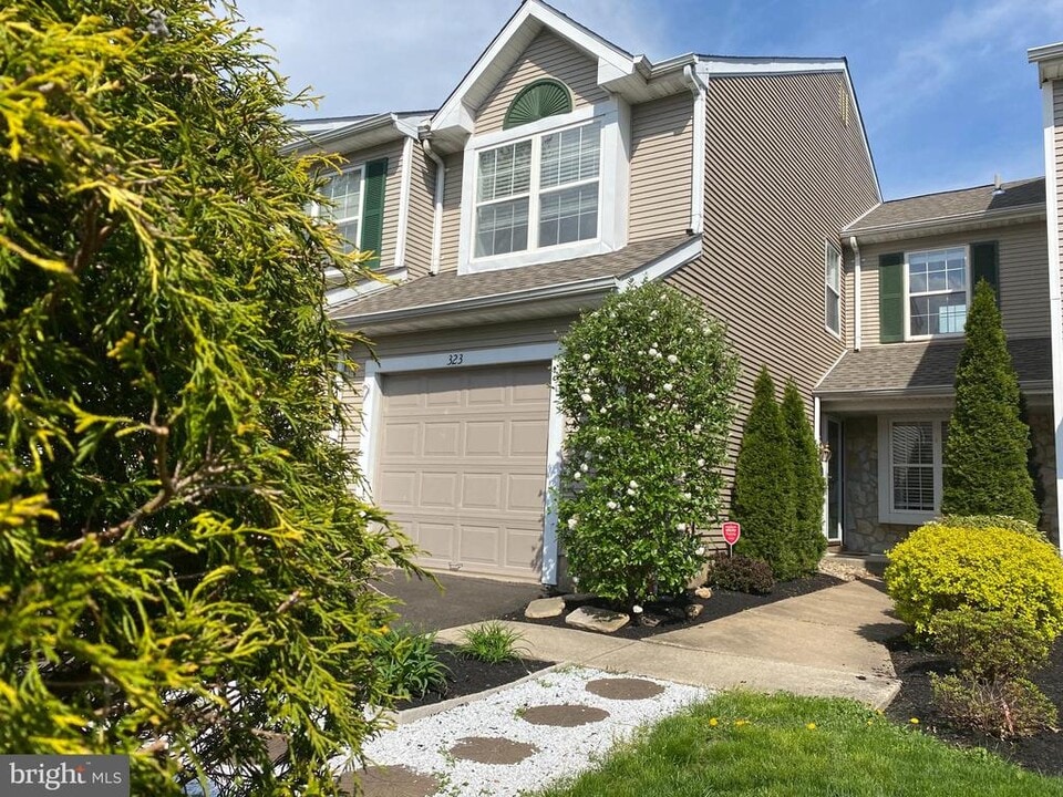 323 Sequoia Dr in Newtown, PA - Building Photo