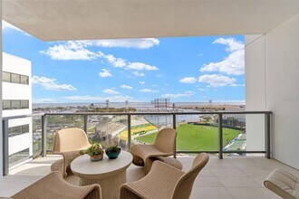 301 1st St S in St. Petersburg, FL - Foto de edificio - Building Photo