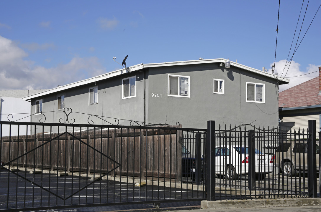 9701 E St in Oakland, CA - Building Photo