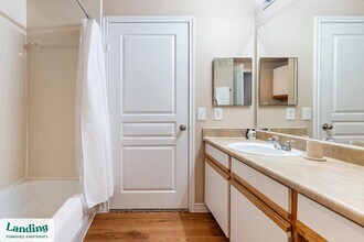 1501 Westpark View Dr, Unit 322 in Fort Worth, TX - Foto de edificio - Building Photo