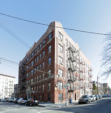 329 E 197th St in Bronx, NY - Foto de edificio - Building Photo