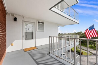 935 E Causeway Blvd in Vero Beach, FL - Building Photo - Building Photo