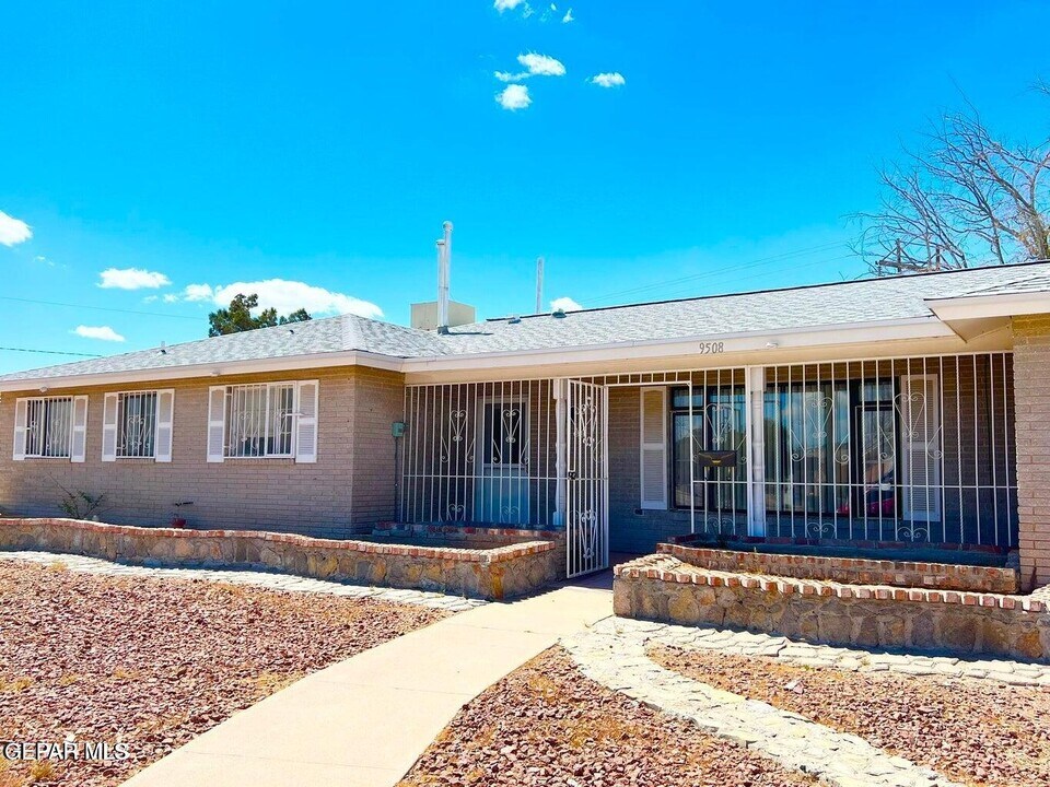 9508 Gairloch Dr in El Paso, TX - Building Photo