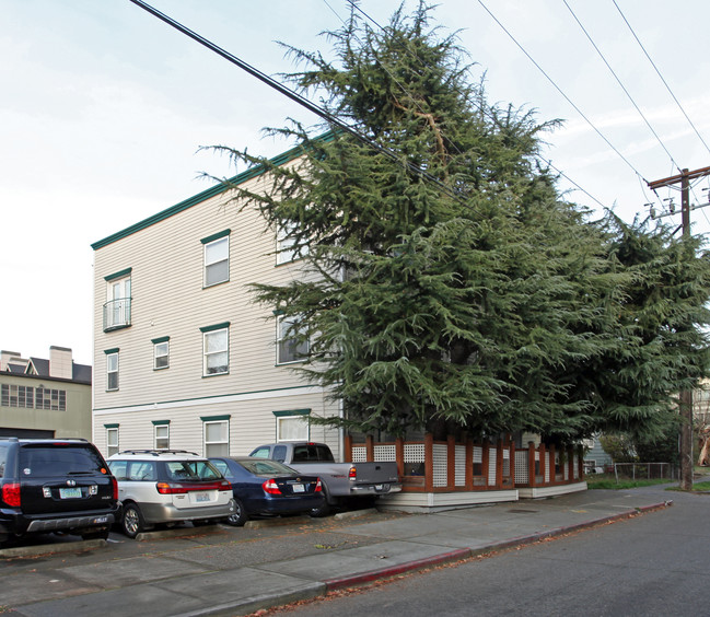 Stoneway Apartments in Seattle, WA - Building Photo - Building Photo