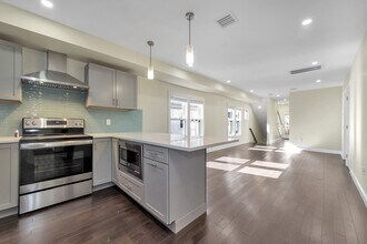 43 Wright Ave, Unit 1 in Medford, MA - Foto de edificio - Building Photo