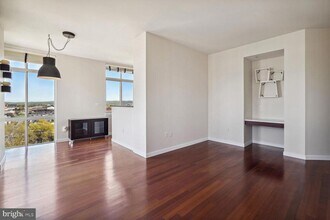 1000 New Jersey Ave SE in Washington, DC - Building Photo - Building Photo