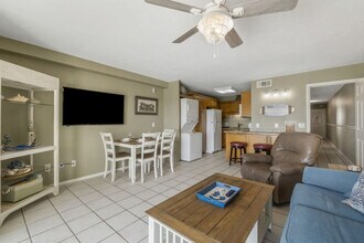 8743 Thomas Dr in Panama City Beach, FL - Foto de edificio - Building Photo