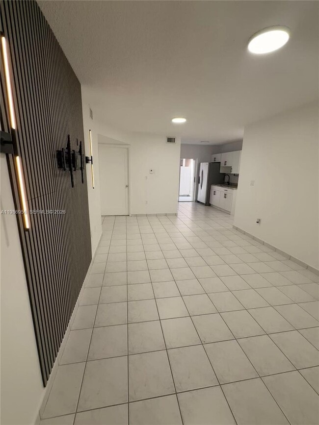 3262 W 70th St in Hialeah, FL - Building Photo - Building Photo