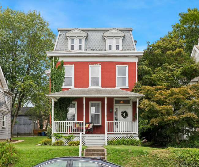 212 S Willow St in Kennett Square, PA - Foto de edificio - Building Photo