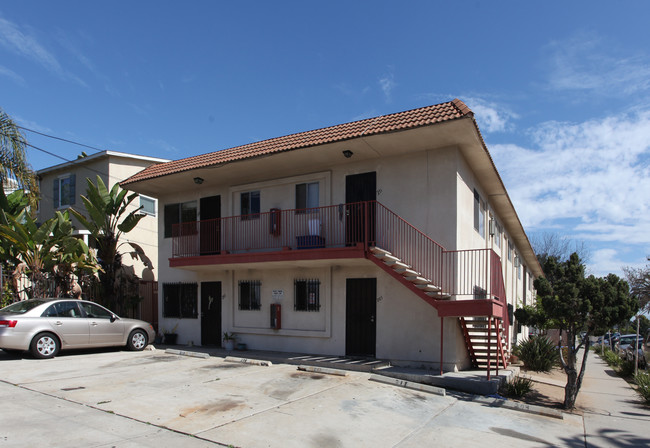 201-219 E 12th St in National City, CA - Foto de edificio - Building Photo