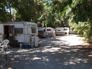 Whispering Waters Mobile Home Park in Anderson, CA - Foto de edificio - Building Photo
