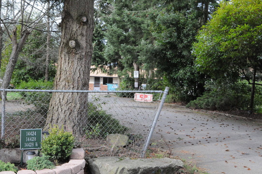 Washington Square Apartments in Lakewood, WA - Building Photo