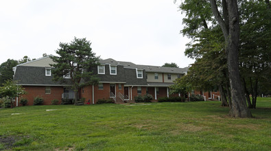 White Pine Townhomes and Apartments in Lawrenceville, NJ - Foto de edificio - Building Photo