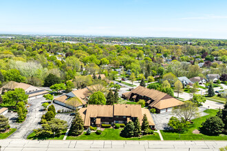 Ridgewood Village in Greenfield, WI - Foto de edificio - Building Photo