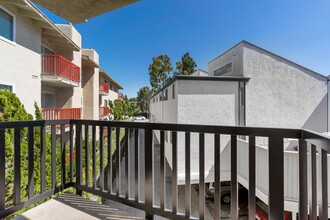 Parkway Terrace Apartments in Culver City, CA - Building Photo - Building Photo