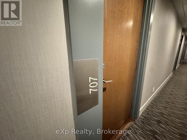 2220 Lake Shore Blvd W in Toronto, ON - Building Photo - Building Photo