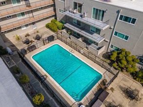 Islander Apartments in Alameda, CA - Foto de edificio - Building Photo
