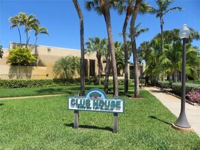 8075 SW 107th Ave in Miami, FL - Foto de edificio - Building Photo