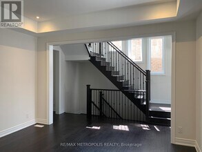 38 Hayeraft St in Whitby, ON - Building Photo - Building Photo