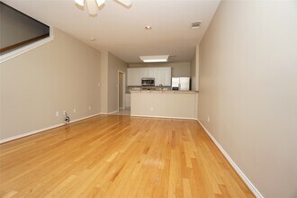 1518 Sutton St in Houston, TX - Foto de edificio - Building Photo