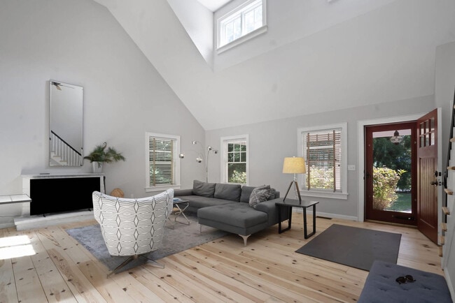 11 The Pkwy in Southampton, NY - Building Photo - Building Photo