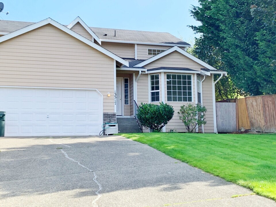 13517 86th Ave Ct E in Puyallup, WA - Building Photo