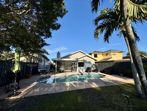 575 Lakeside Cir in Sunrise, FL - Building Photo - Building Photo