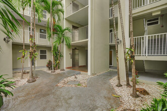 The Oaks Apartments in Bay Harbor Islands, FL - Building Photo - Building Photo