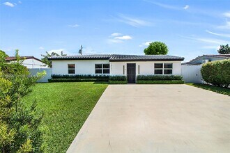 18361 NE 20th Pl in North Miami Beach, FL - Foto de edificio - Building Photo