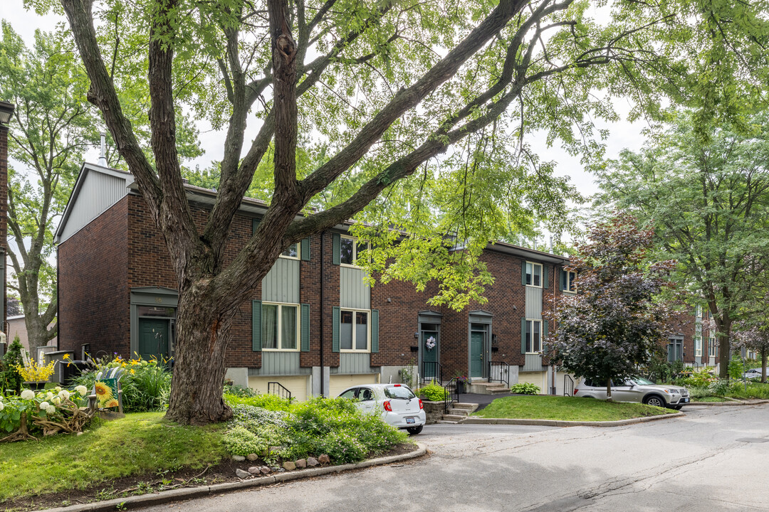 Riverview Gardens in Ottawa, ON - Building Photo