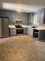 5836 N Castlegate Dr in Atlanta, GA - Building Photo
