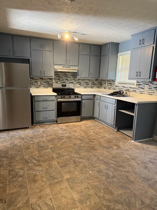 5836 N Castlegate Dr in Atlanta, GA - Building Photo