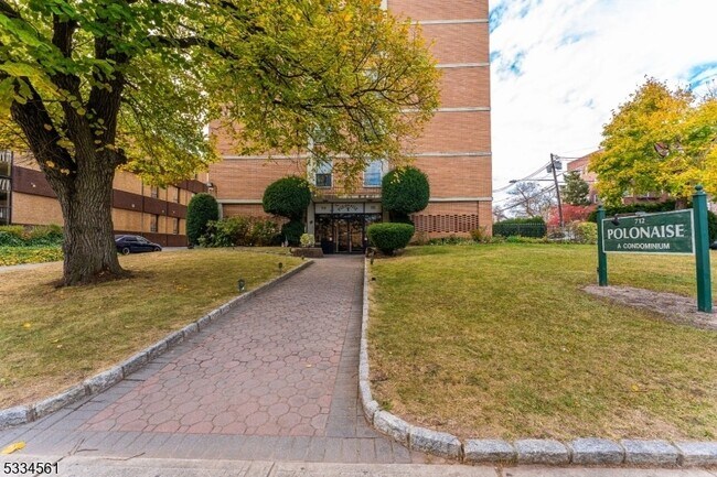 704-712 N Broad St, Unit 8E in Elizabeth, NJ - Building Photo - Building Photo