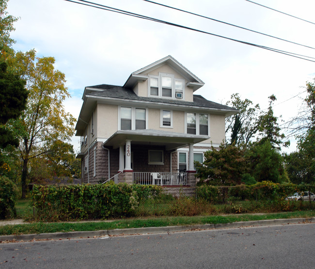 240 Manor Cor in Takoma Park, MD - Building Photo - Building Photo