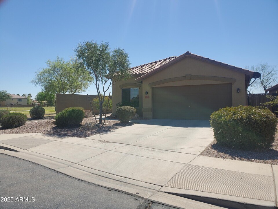 45967 W Starlight Dr in Maricopa, AZ - Building Photo
