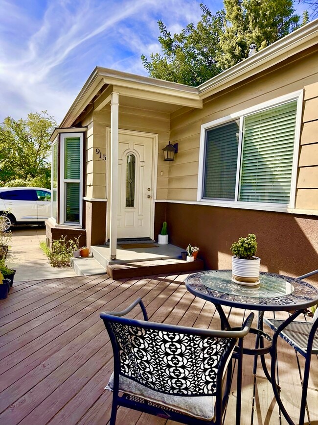 property at 915 N Los Robles Ave