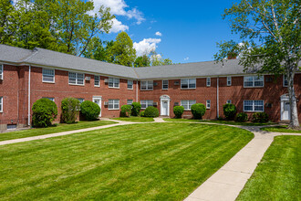 Brookstone Court in West Hartford, CT - Foto de edificio - Building Photo