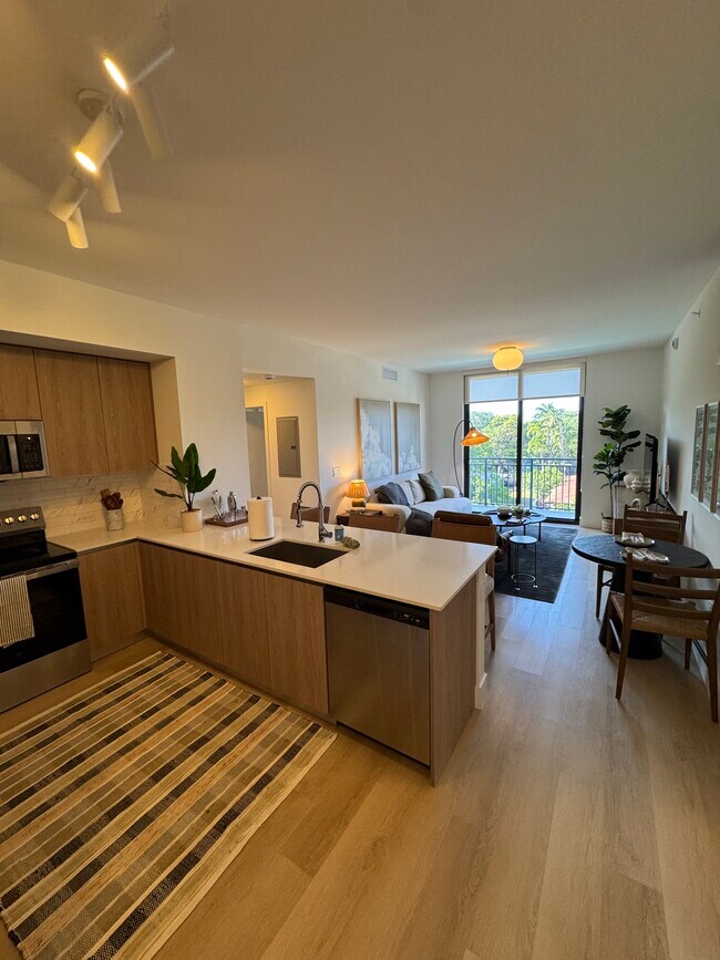 2545 NE 183rd St, Unit B2 in North Miami Beach, FL - Foto de edificio - Building Photo