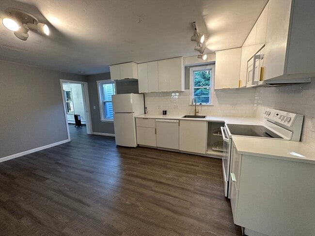 8 Pike St in Hopkinton, MA - Building Photo - Building Photo