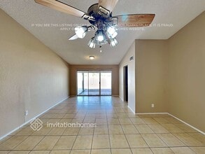 4437 N 102nd Way in Phoenix, AZ - Foto de edificio - Building Photo