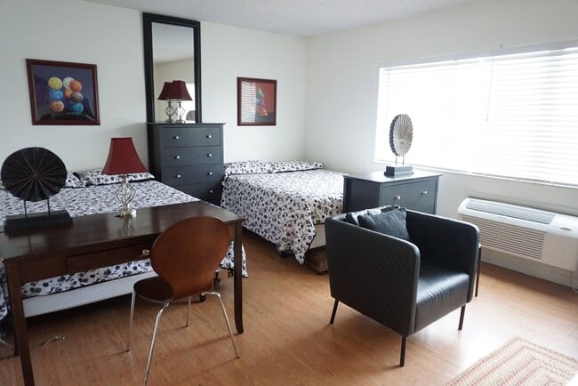 222 14th Ave N in Jacksonville Beach, FL - Foto de edificio - Building Photo