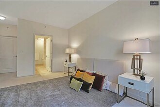 15 Enterprise Ct, Unit 307 in Jersey City, NJ - Building Photo - Building Photo