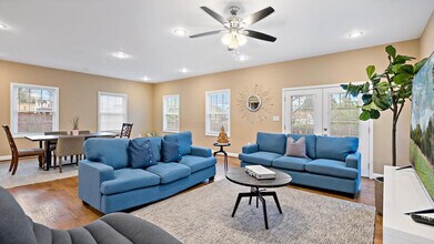 800 S Washington St in Falls Church, VA - Building Photo - Building Photo