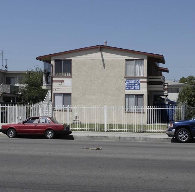 7237 Vineland Ave in Sunland, CA - Foto de edificio - Building Photo