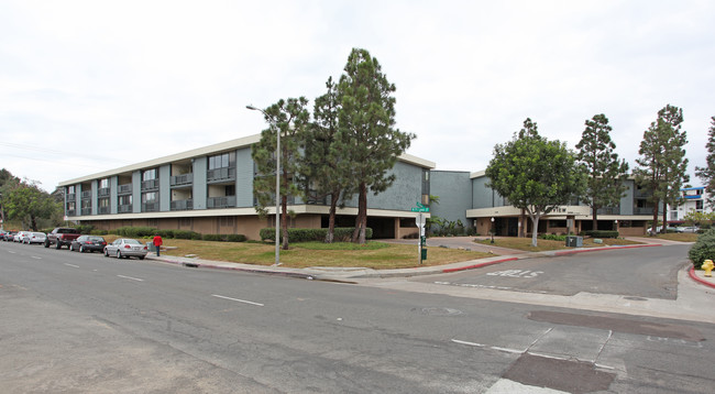 West View in San Diego, CA - Foto de edificio - Building Photo