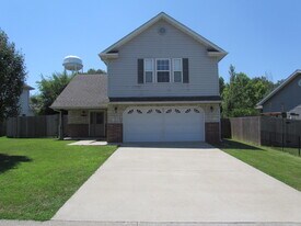 16046 Heavens Gate Ln in St. Robert, MO - Building Photo