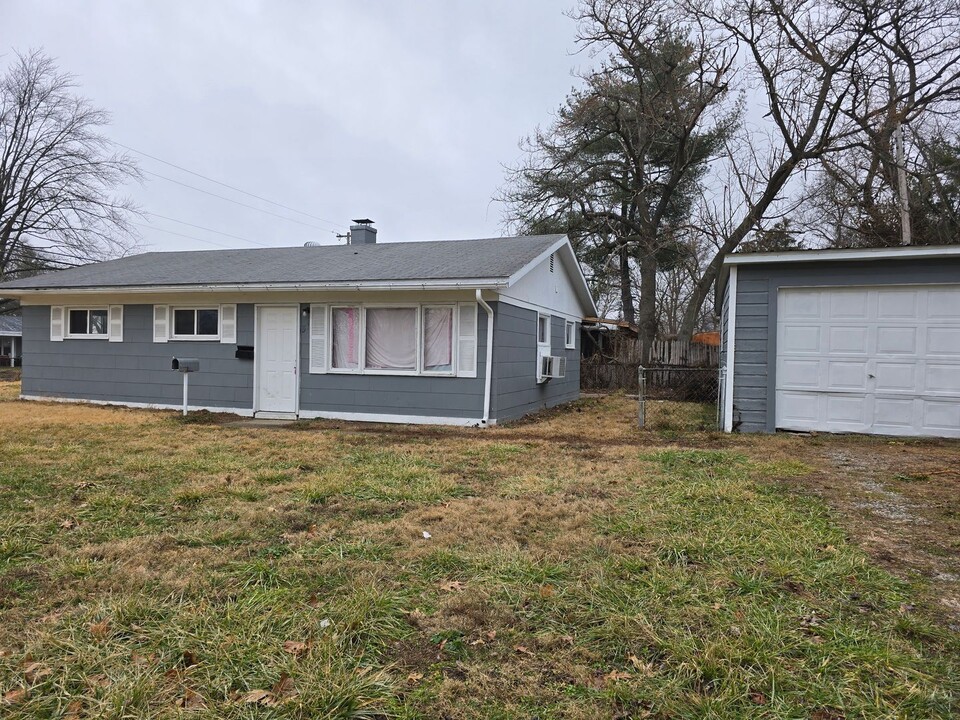 36 Drexel Dr in Cahokia Heights, IL - Foto de edificio