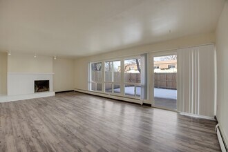 Broadridge Flats and Townhomes in Littleton, CO - Foto de edificio - Building Photo